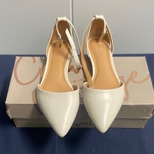 Crown Vintage Cream Pointed Flats size 7.5